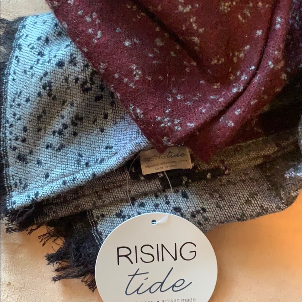 Rising Tide Scarf - Picture 3 of 4
